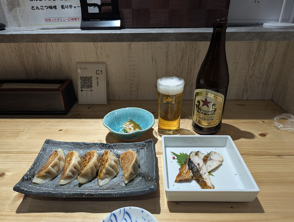 餃子と鯖のスモークとビール