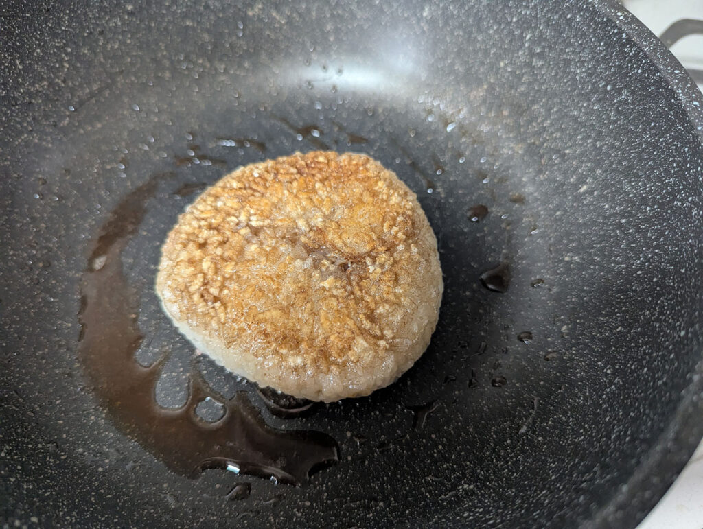 バター醤油たらこのモチコメ焼きおにぎりがこんがりと焼きあがっている。