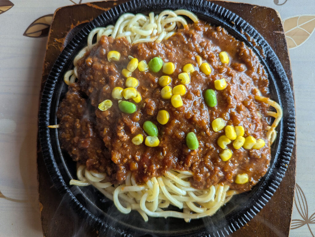 カウベルハウス名物の鉄板大豆スパゲティ（ミートソース）
